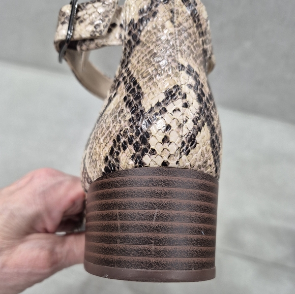 Clarks sandals women's 10 cream black snake embossed padded ankle strap low heel - Picture 14 of 14